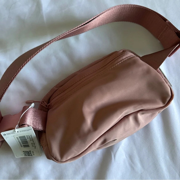 🆕💕 Lululemon OG Everywhere Belt Bag - Pink Pastel (Metal Hardware) - Picture 4 of 8